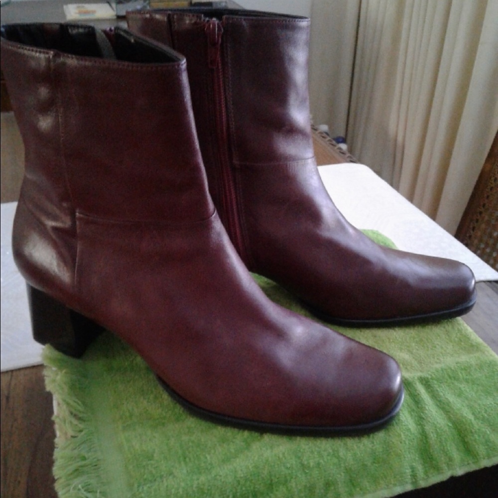 Easy Spirit Burgundy Ankle boots NWOT